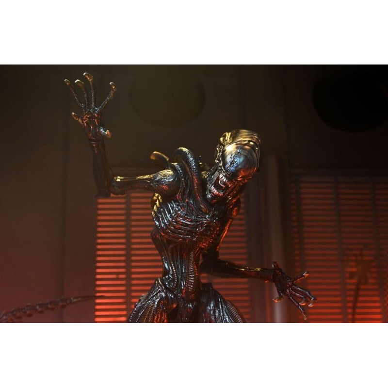 ALIEN ROMULUS - Scorched Xenomorph - Ultimate Figurine 18cm 