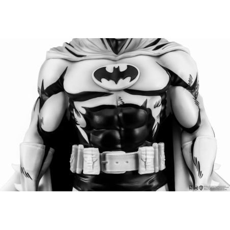 DC HEROES - Batman "Version Blanc & Noir" - Statuette 1/8 27cm 