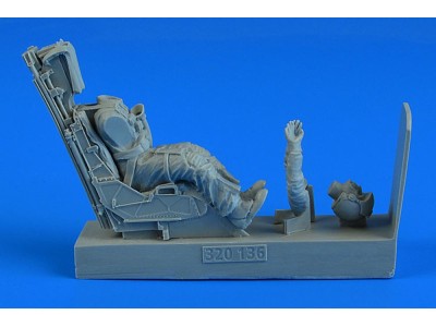 US NAVY and US MARINES Pilot with ej. seat for AV-8B Harrier II f. Trumpeter 
