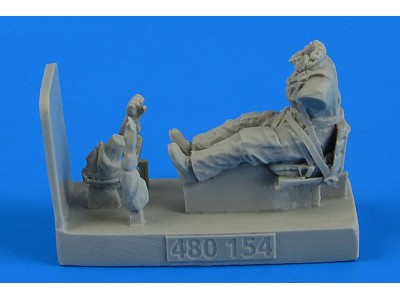 Soviet Woman Pilot WWII with seat f.Po-2 for ICM 