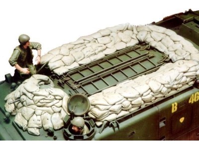 U.S.Marine LVTP5 Crew & Sandbags 