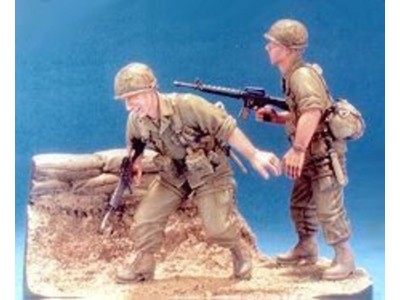 101 Airborne 1965-1966- 2 Figures w/Base 