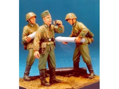 Ger. Eastern Front Launcher (1)-3Fig/w/B 