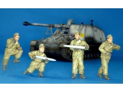 German crew for Nashor, Eastern front 