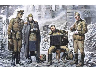 Sowjetische Soldaten bei der Pause Mai 1945 