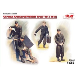 German Armoured Vehicle Crew 1941-1942 4 figures and cat 