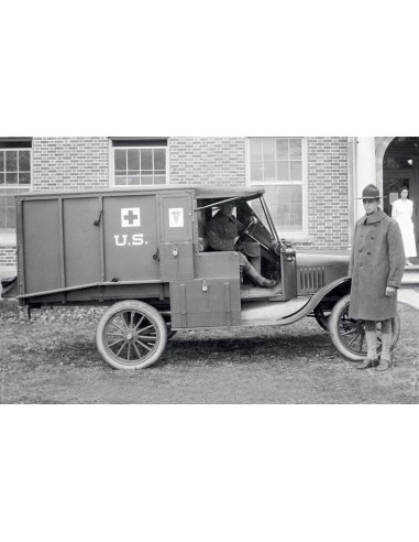 Model T 1917 Ambulance with US Medical Personnel 