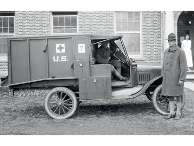Model T 1917 Ambulance with US Medical Personnel 
