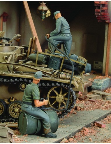 German crew refuelling tank-2 fig.-WWII 