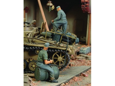 German crew refuelling tank-2 fig.-WWII 