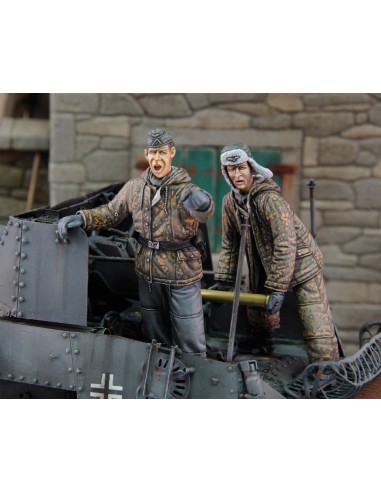 German tankers in winter dress loading ammo-2 fig. 