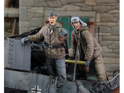 German tankers in winter dress loading ammo-2 fig. 