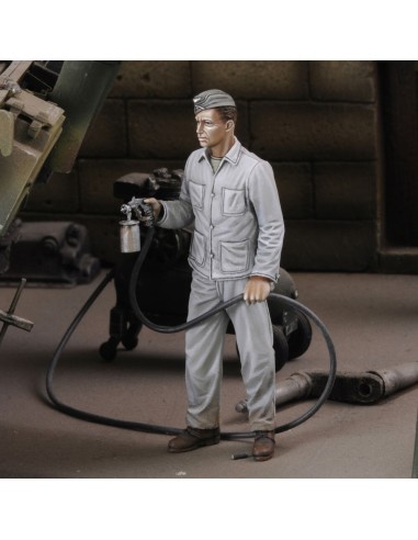 Soldier spray painting 
