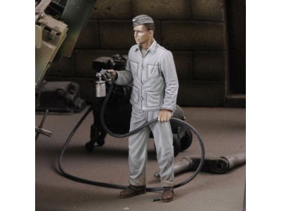 Soldier spray painting 