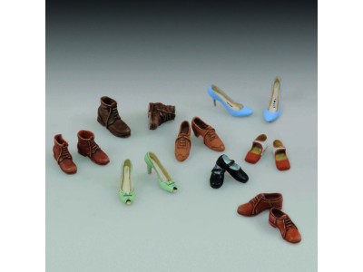 Assorted shoes 