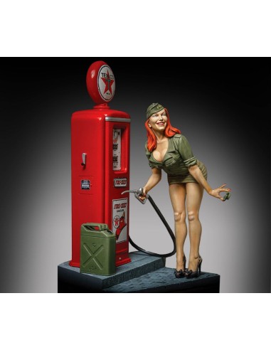 Pin-up at the gas pump (75mm) 