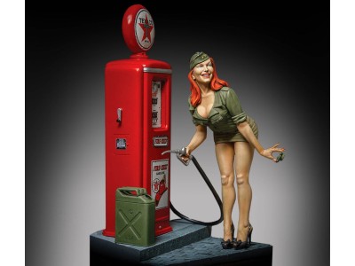 Pin-up at the gas pump (75mm) 