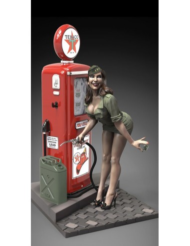 Pin-up at the gas pump (75mm) 