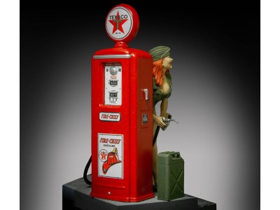 Pin-up at the gas pump (75mm) 