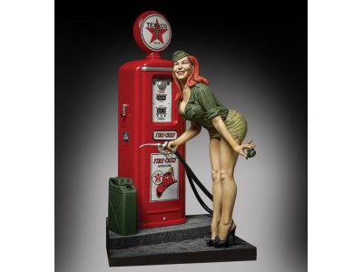 Pin-up at the gas pump (75mm) 