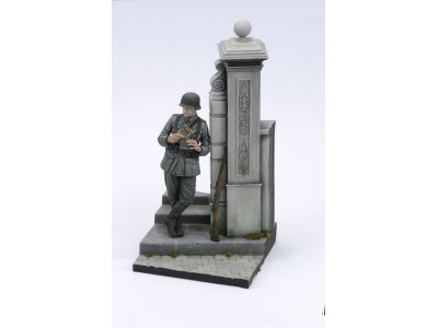 German soldier eating - WWII (75 mm) 