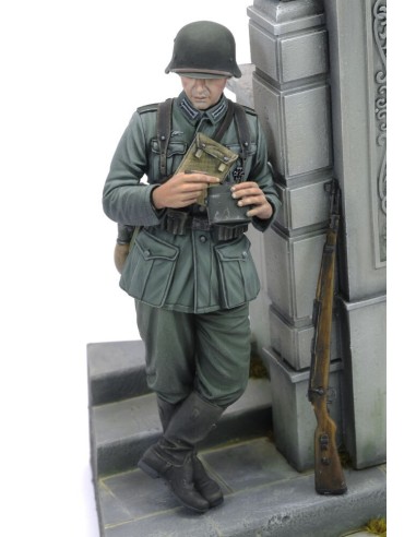 German soldier eating - WWII (75 mm) 