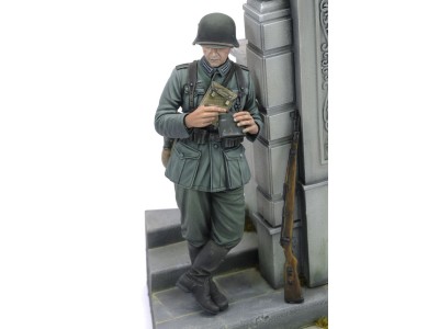 German soldier eating - WWII (75 mm) 