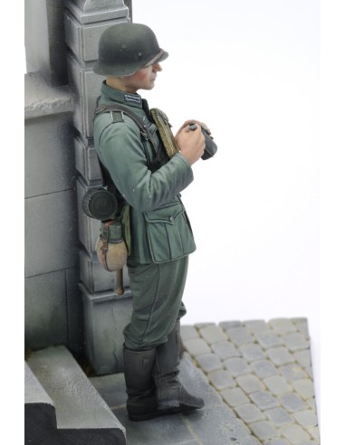 German soldier eating - WWII (75 mm) 