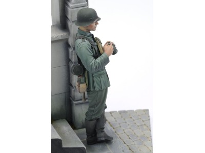 German soldier eating - WWII (75 mm) 