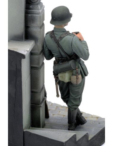 German soldier eating - WWII (75 mm) 