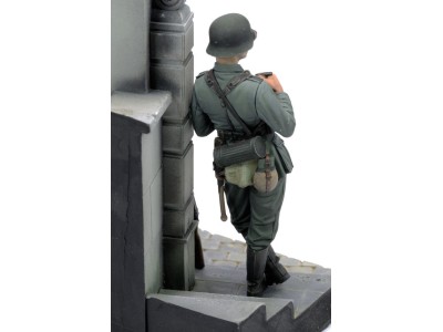 German soldier eating - WWII (75 mm) 