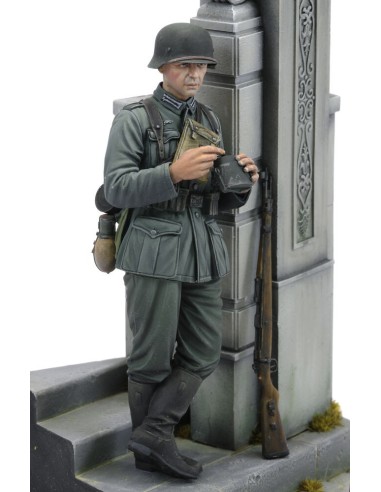 German soldier eating - WWII (75 mm) 