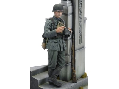German soldier eating - WWII (75 mm) 