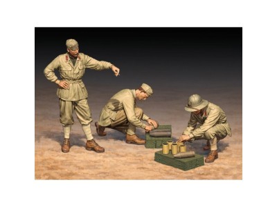 Italian WWII soldiers in North Africa, loading 100/7 100mm artillery shells-3 figs 