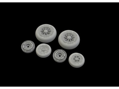 F-104 wheels late for Kinetic 