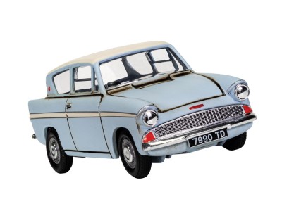 Harry Potter -  Enchanted Ford Anglia w/Harry and Ron figures 
