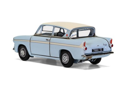 Harry Potter -  Enchanted Ford Anglia w/Harry and Ron figures 