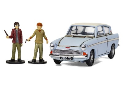 Harry Potter -  Enchanted Ford Anglia w/Harry and Ron figures 