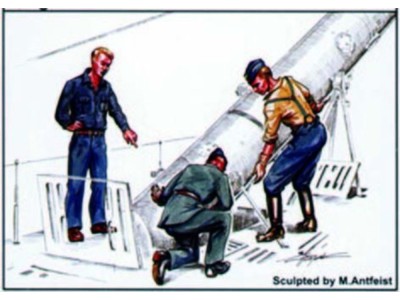 U-VII Besatzung bei der Torpedo Beladung 