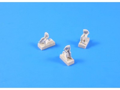 German panzer crew sitting (3 figures) 