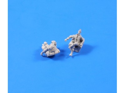 WWII German pilots at rest (2 fig) 
