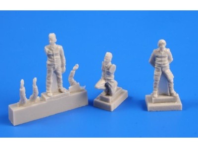 Czechoslovak pilot (1 fig)and mechanic 2 