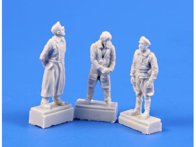 He 162-Three Pilot figures,each i.different gear:Great Coat,Flying Suit,Breeches 
