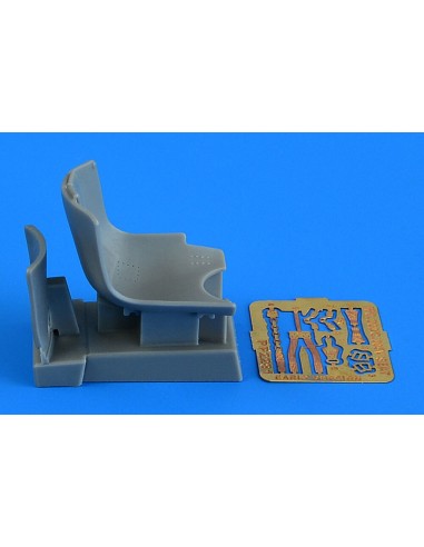 Macchi MC.202 seat - early v. ITALERI 
