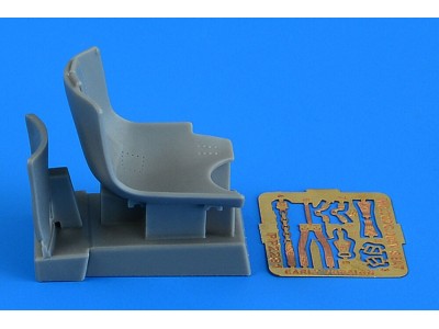 Macchi MC.202 seat - early v. ITALERI 