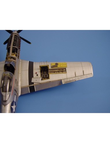 P-51D Mustang Waffenschächte mit Bewaffnung. 
