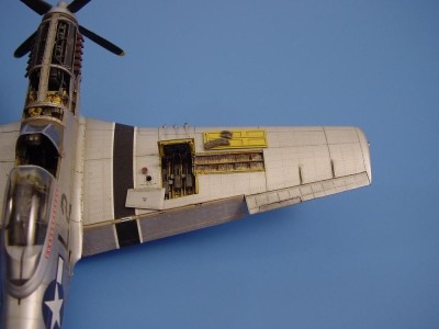 P-51D Mustang Waffenschächte mit Bewaffnung. 