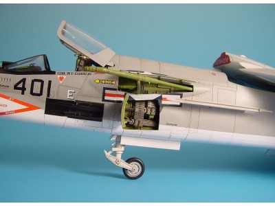F-8 Crusader Waffenschächte 