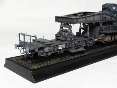 Mörser Karl Gerät 040/041 auf Eisenbahn-Transport-Trailer 