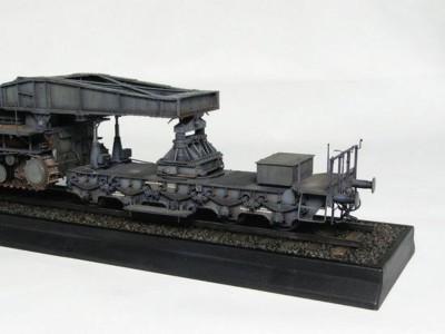 Mörser Karl Gerät 040/041 auf Eisenbahn-Transport-Trailer 
